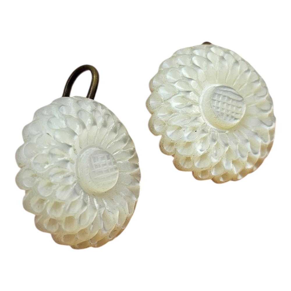 Vintage‎ Hand Carved Mother of Pearl Flower Clip-On Earrings - Picture 2 of 6